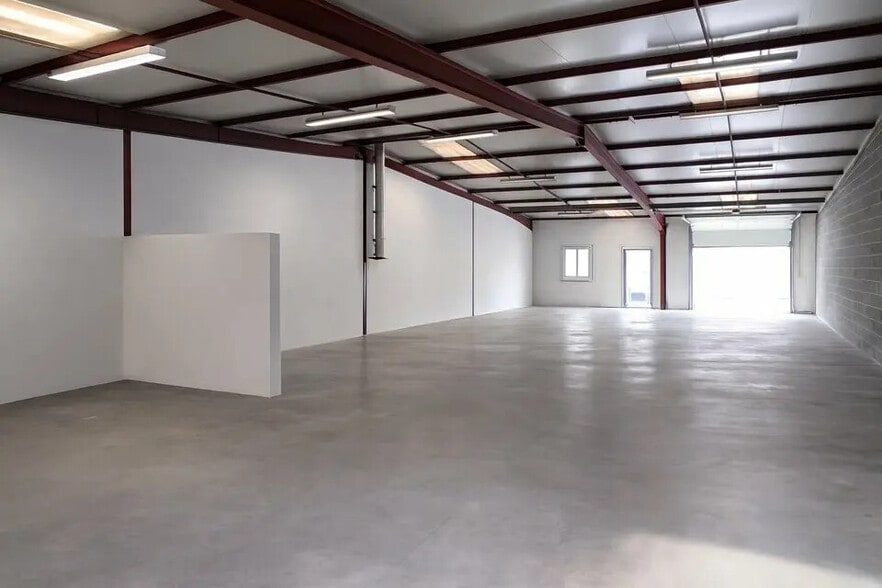 Flex in Bourgoin-Jallieu for lease - Interior Photo - Image 1 of 2