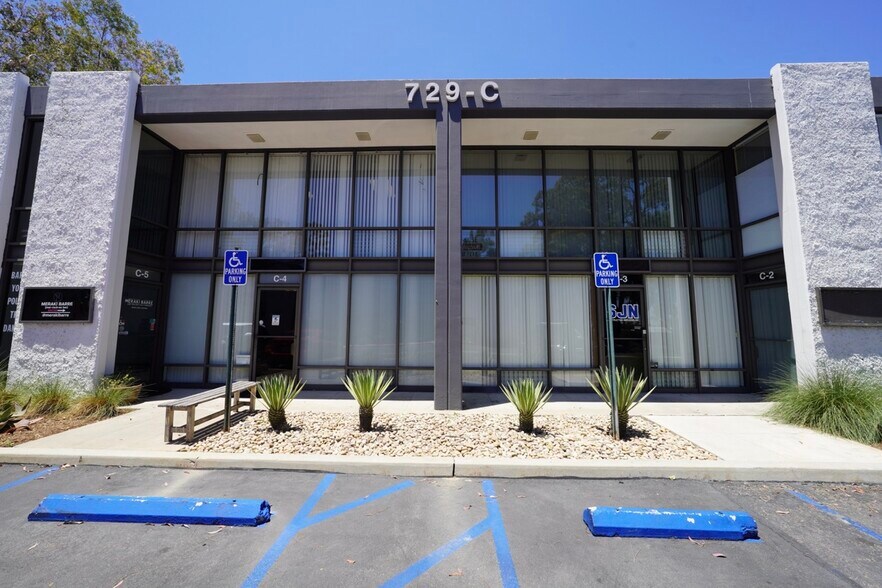 1599 Superior Ave, Costa Mesa, CA à louer - Photo du bâtiment - Image 3 de 7