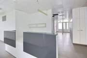 Espace intérieur moderne et lumineux, idéal pour des bureaux ou un studio créatif.