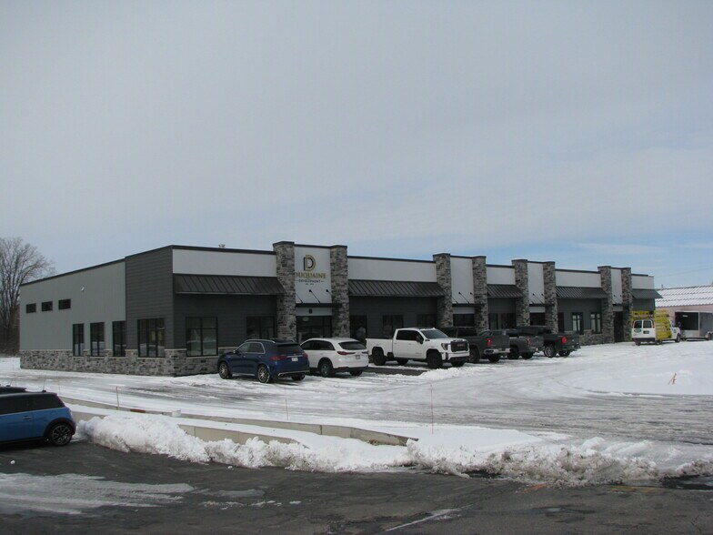 1111 N Military Ave, Green Bay, WI à louer - Photo du bâtiment - Image 2 de 7