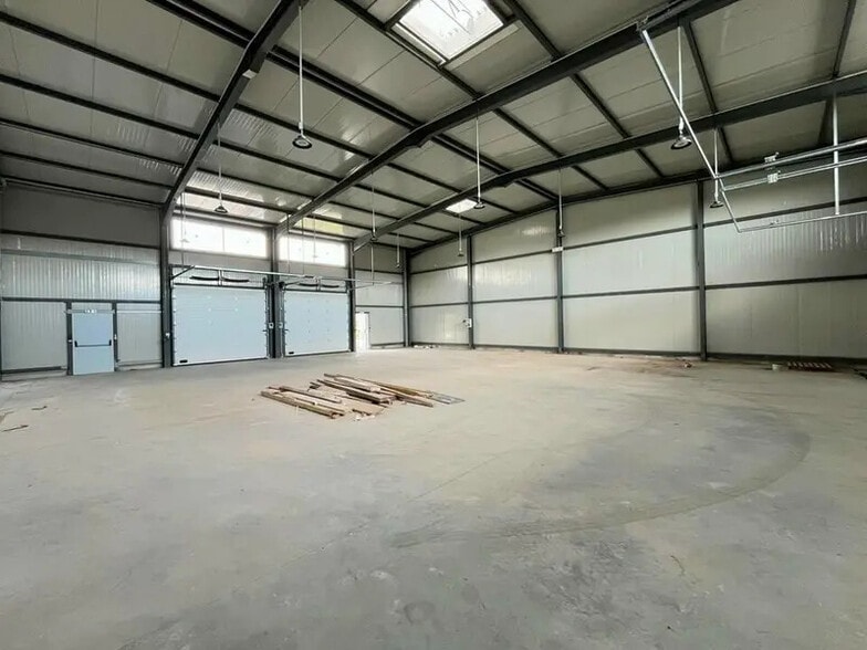 Industrial in Les Arcs for lease - Building Photo - Image 3 of 4