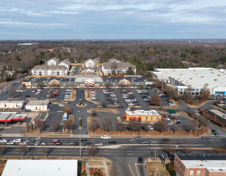 3400-3500 Wilkinson Blvd, Charlotte, NC à louer - Photo du bâtiment - Image 1 de 6