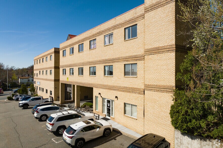 25 Pompton Ave, Verona, NJ à louer - Photo du bâtiment - Image 2 de 6