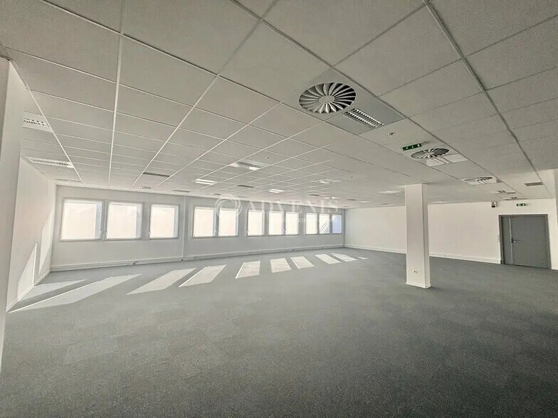 Office in Bondy for lease - Interior Photo - Image 3 of 5