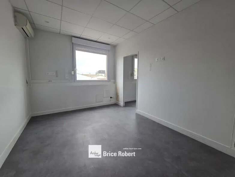 28 Rue De La République, Décines-Charpieu for lease - Interior Photo - Image 2 of 14