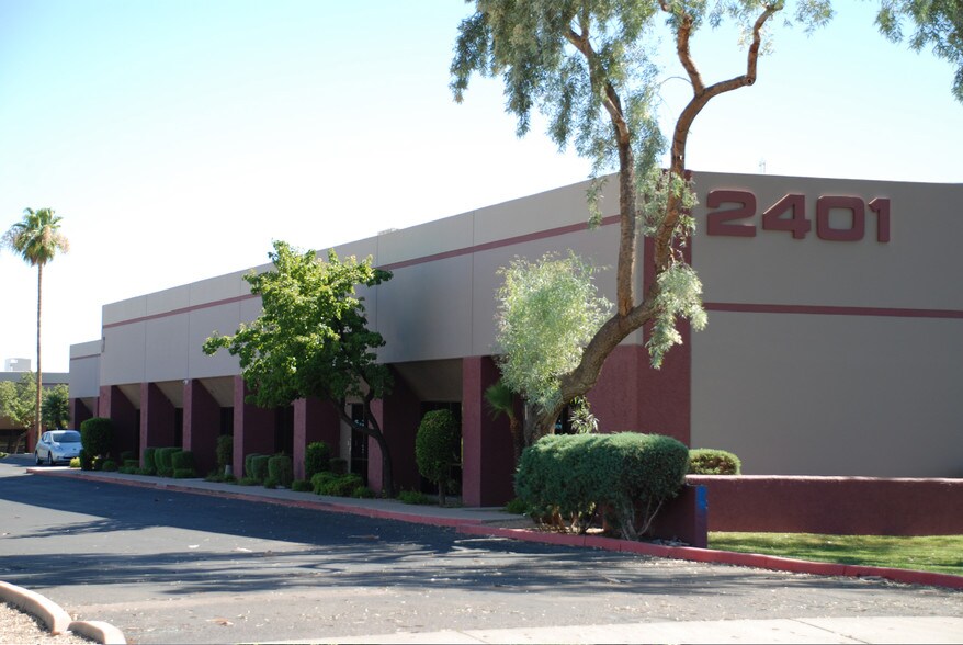 2401 W Behrend Dr, Phoenix, AZ à louer - Photo du bâtiment - Image 1 de 5
