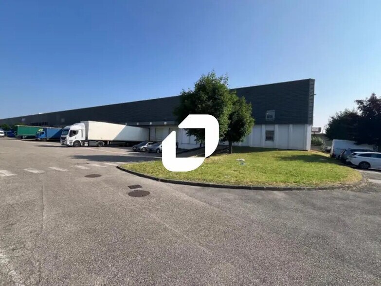 Industrial in Vénissieux for lease - Building Photo - Image 2 of 16
