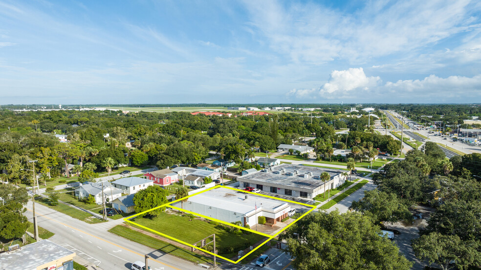 2315 14th Ave, Vero Beach, FL à vendre - Photo du b timent - Image 3 de 55