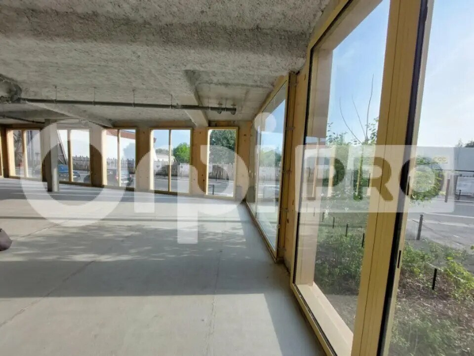 Retail in Bordeaux for lease Interior Photo- Image 1 of 6