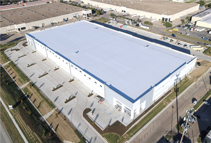 3050 Red Hawk Dr, Grand Prairie, TX à vendre - Photo du bâtiment - Image 2 de 8