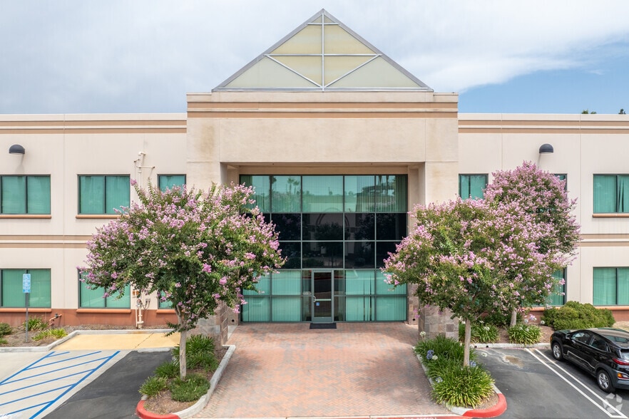 1955 Chicago Ave, Riverside, CA à louer - Photo du bâtiment - Image 3 de 4