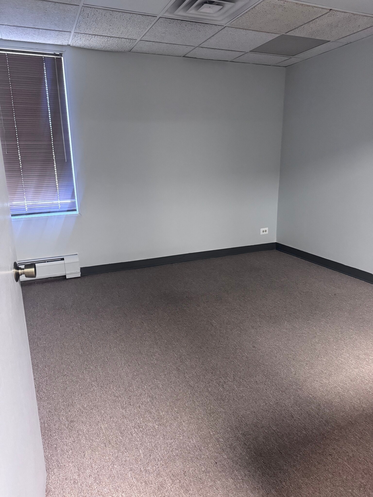 11-21 N Skokie Hwy, Lake Bluff, IL for lease Interior Photo- Image 1 of 7