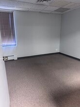 11-21 N Skokie Hwy, Lake Bluff, IL for lease Interior Photo- Image 1 of 7