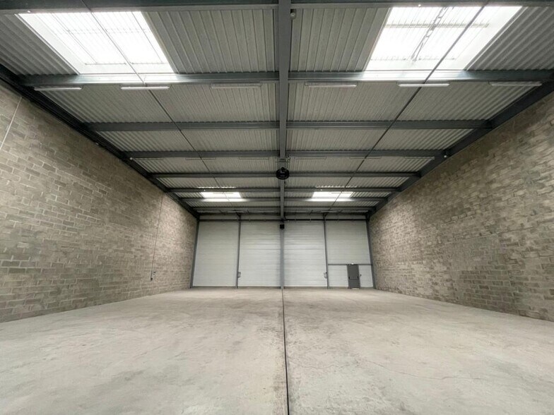Industrial in Créteil for lease - Interior Photo - Image 1 of 6