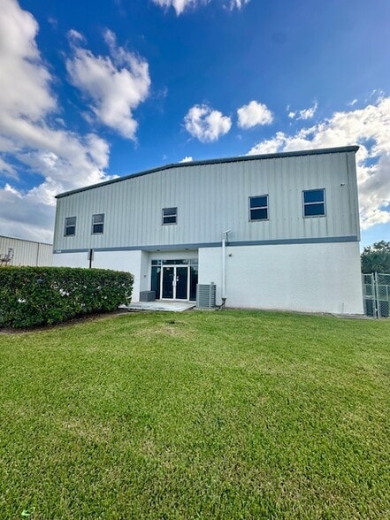 7465 Commercial Cir, Fort Pierce, FL for sale - Building Photo - Image 1 of 8