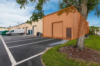 12155 Metro Pky, Fort Myers, FL à louer Photo du bâtiment- Image 2 de 16