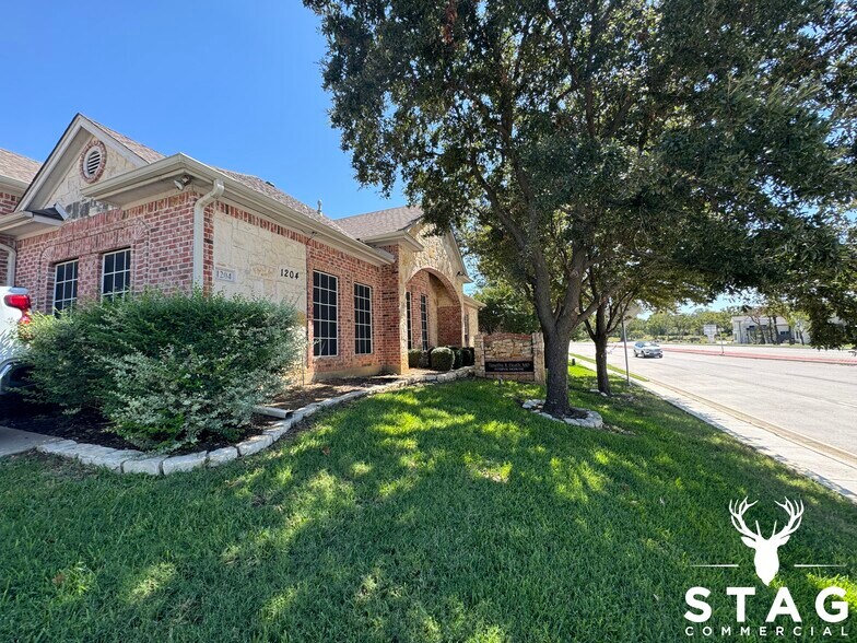 1204 Bent Oaks Ct, Denton, TX à louer - Photo du bâtiment - Image 3 de 18