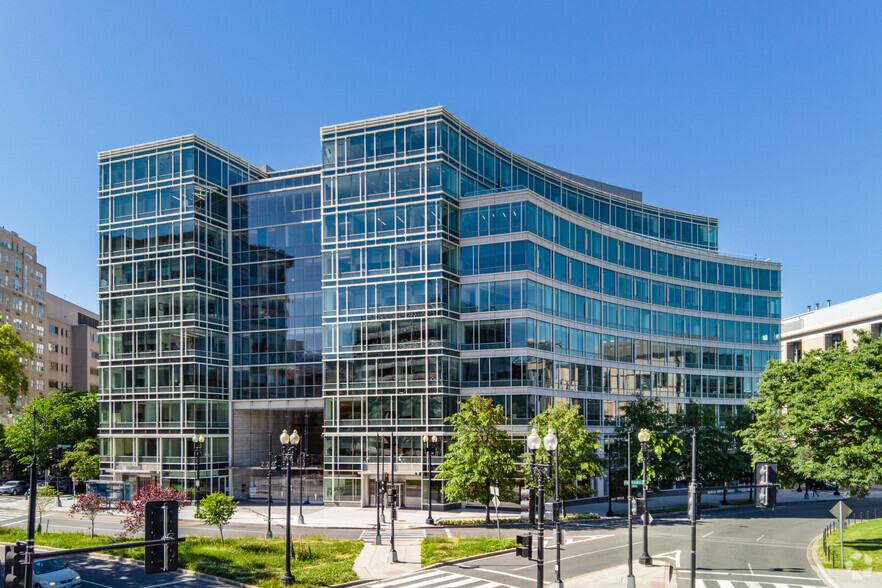 2200 Pennsylvania Ave NW, Washington, DC à louer - Photo du bâtiment - Image 2 de 4