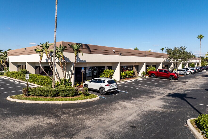 5400 S University Dr, Davie, FL à louer - Photo du bâtiment - Image 1 de 6