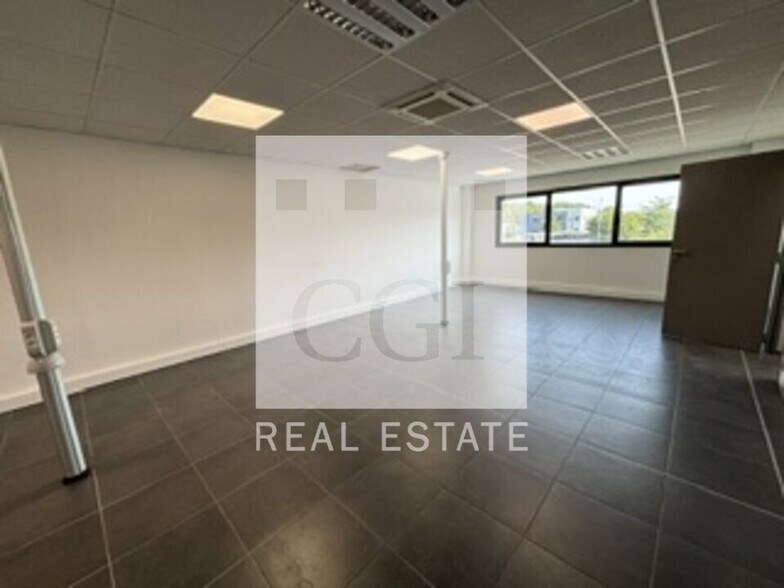 Office in Janneyrias for lease - Interior Photo - Image 2 of 8