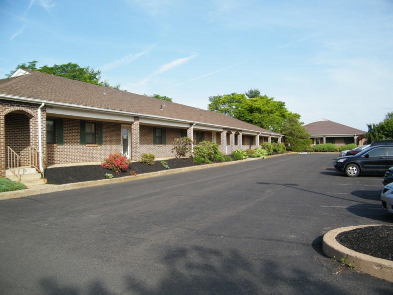 600 Louis Dr, Warminster, PA for lease - Building Photo - Image 1 of 5