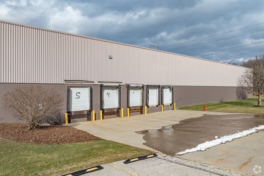 7640 Hub Pky, Valley View, OH à vendre - Photo du bâtiment - Image 3 de 6