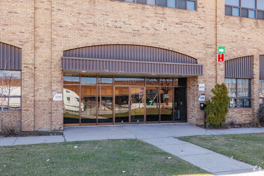 5773 Rue Ferrier, Mont-Royal, QC à louer - Photo du bâtiment - Image 3 de 4