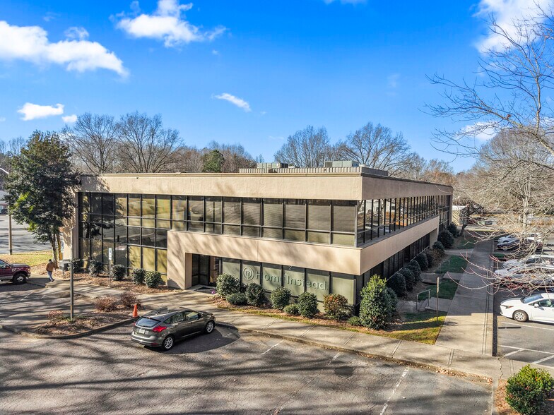 8064 North Point Blvd, Winston-Salem, NC à louer - Photo du bâtiment - Image 1 de 4