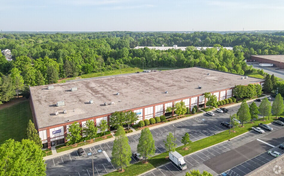 7020 Reames Rd, Charlotte, NC à louer - Photo du bâtiment - Image 3 de 4