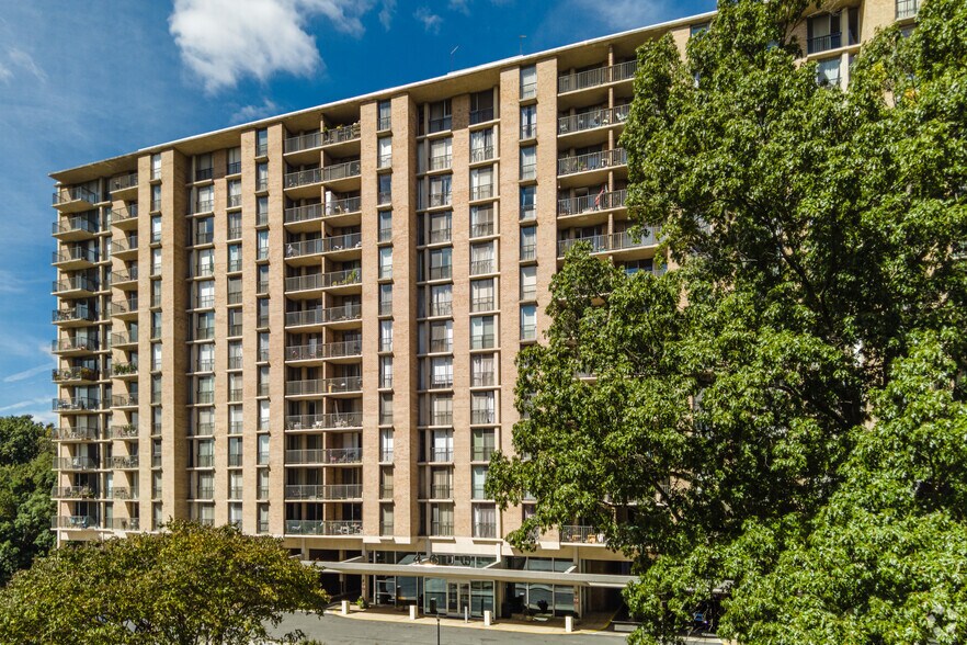 4600 S Four Mile Run Dr, Arlington, VA à vendre - Photo du bâtiment - Image 3 de 5