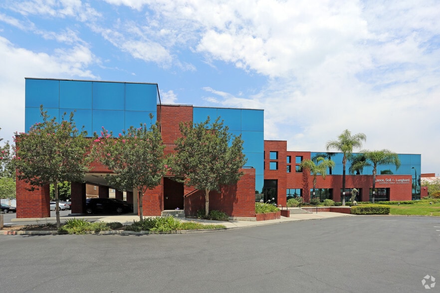 203 N Brea Blvd, Brea, CA à louer - Photo du bâtiment - Image 3 de 10