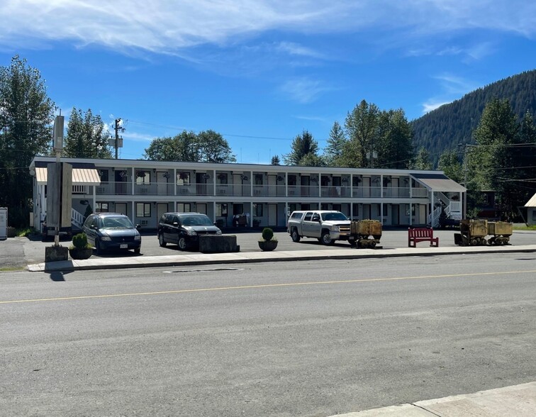 405 5 Ave, Stewart, BC à vendre - Photo du bâtiment - Image 2 de 15