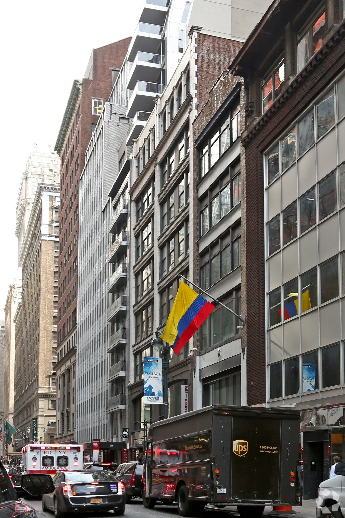 12 E 46th St, New York, NY à louer Photo du bâtiment- Image 1 de 8