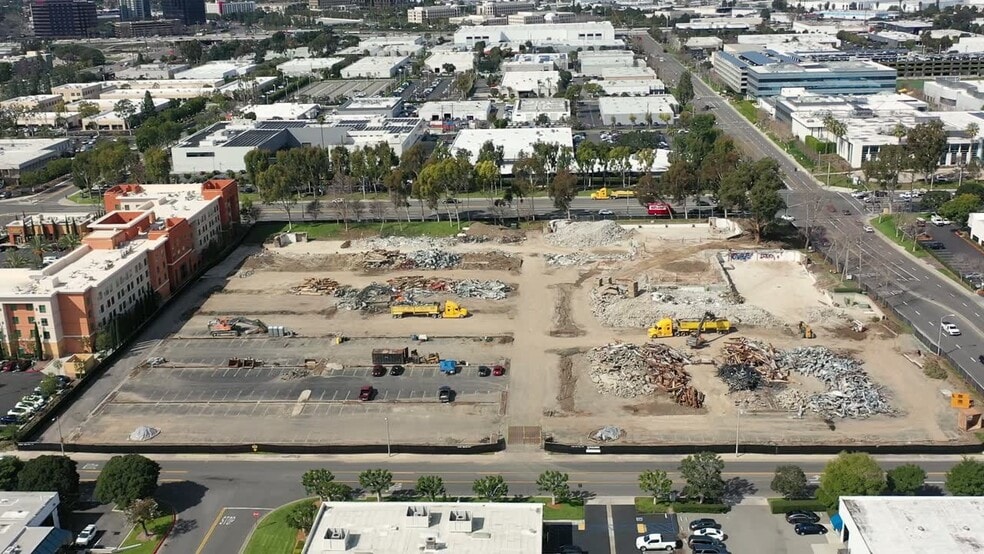 17300 Red Hill Ave, Irvine, CA à louer - Vidéo sur l’inscription commerciale - Image 2 de 8