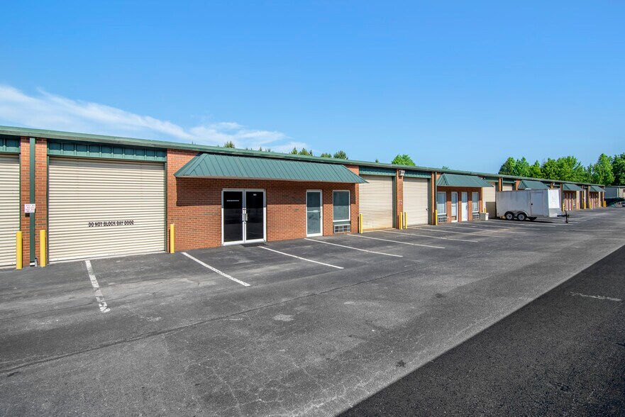 2445 Hilton Dr, Gainesville, GA à louer - Photo du bâtiment - Image 3 de 11