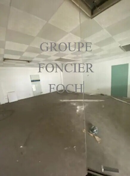 Flex in Lyon for lease - Interior Photo - Image 3 of 5