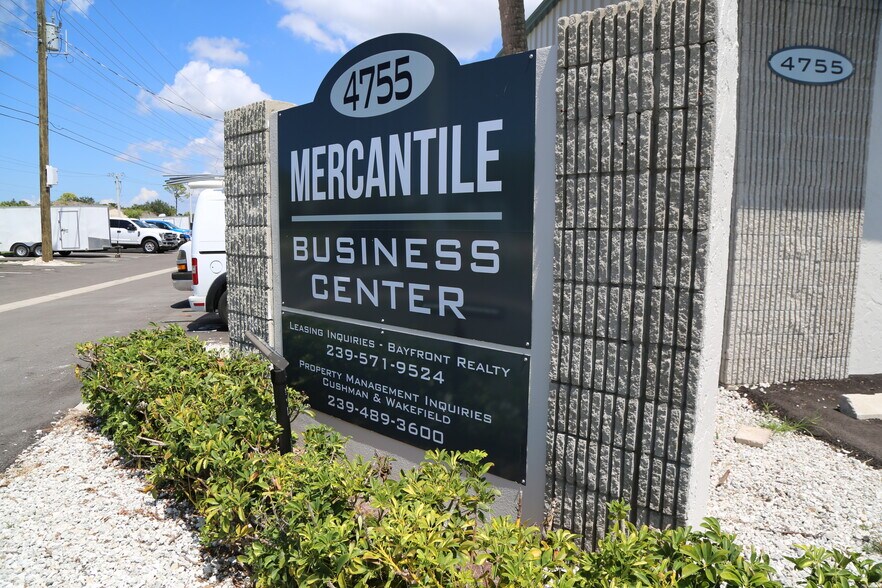 4755 Mercantile Ave, Naples, FL à louer - Photo du bâtiment - Image 2 de 4