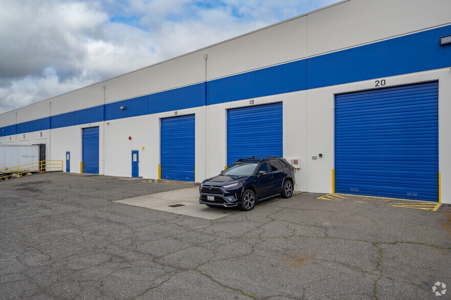 877 Cotting Ct, Vacaville, CA à vendre - Photo du bâtiment - Image 3 de 3