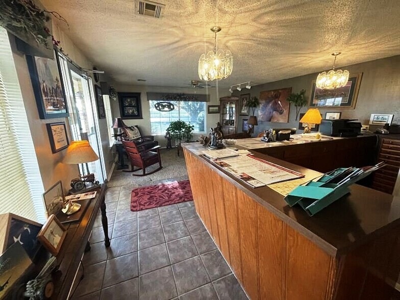 1720 S Grand Ave, Cherokee, OK for sale - Interior Photo - Image 3 of 58