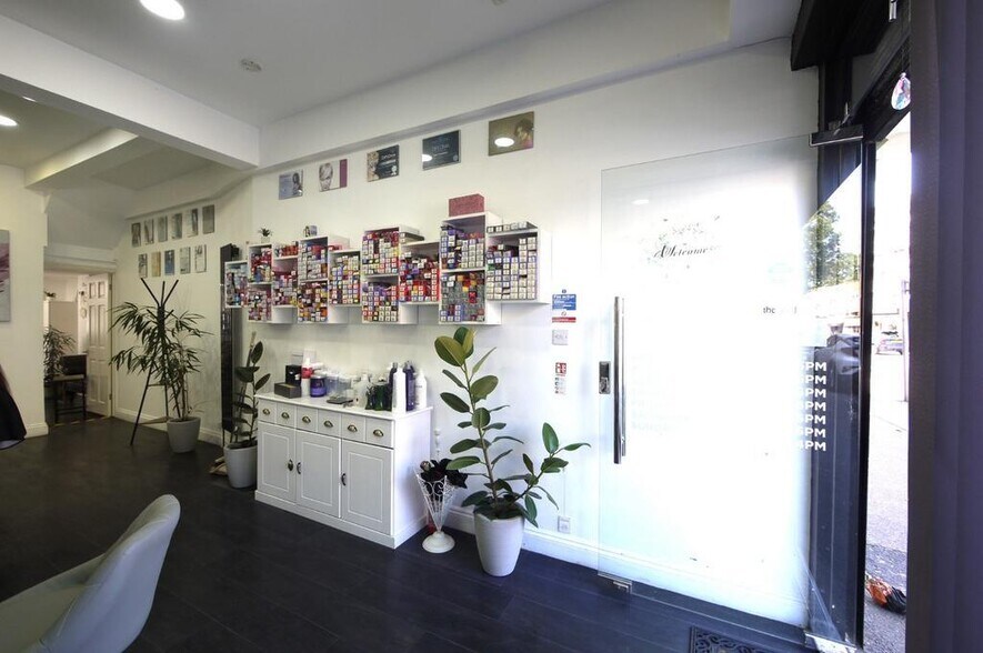 High Rd, Londres à louer - Photo du bâtiment - Image 3 de 12