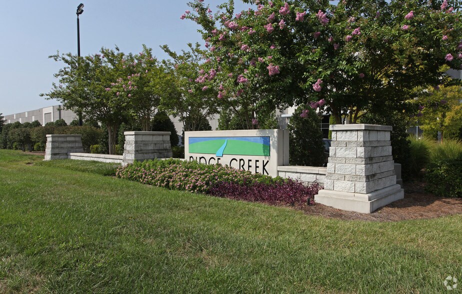 10230 Ridge Creek Dr, Charlotte, NC for lease - Building Photo - Image 2 of 10
