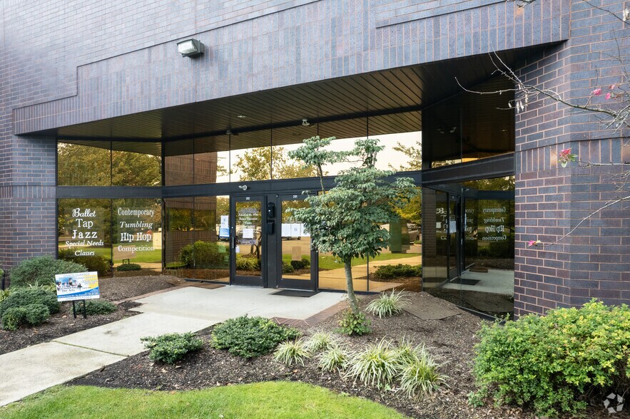 200-225 N Center Dr, North Brunswick, NJ à louer - Photo du bâtiment - Image 3 de 5