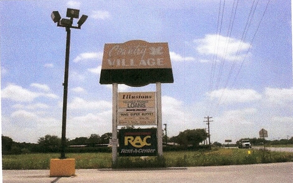 1600 N Sara Dewitt Dr, Gonzales, TX à louer - Photo du bâtiment - Image 2 de 3