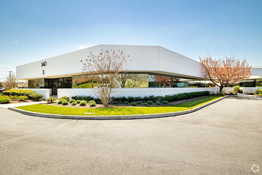 140 Adams Ave, Hauppauge, NY à louer - Photo du bâtiment - Image 1 de 9