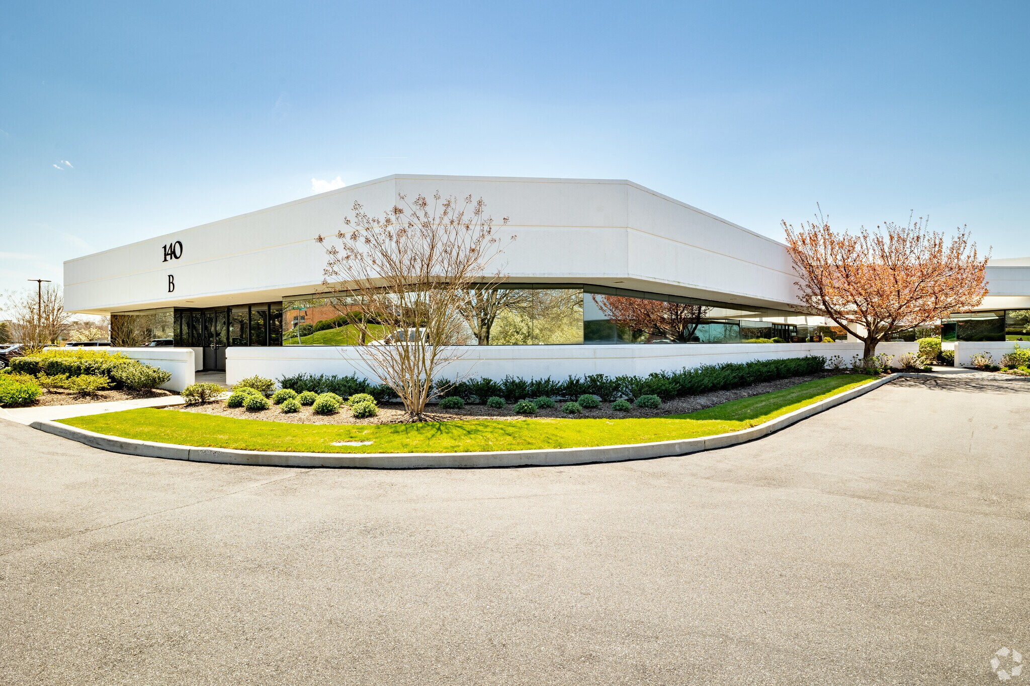 140 Adams Ave, Hauppauge, NY à louer Photo principale- Image 1 de 14