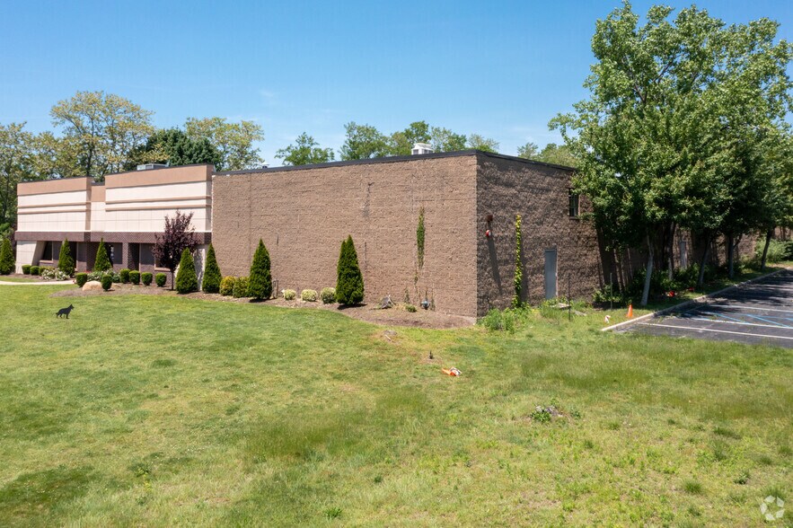 390 Oser Ave, Hauppauge, NY à louer - Photo du bâtiment - Image 2 de 4