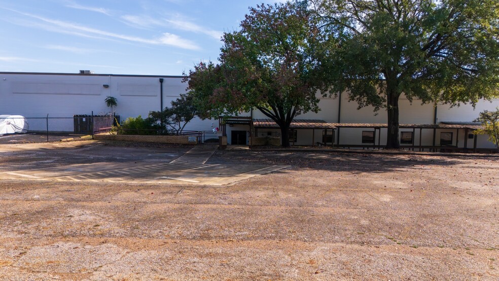 806 Willowcreek Dr, Jacksonville, TX for lease - Building Photo - Image 3 of 39