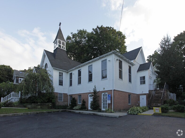 127 Barnum Ave, Port Jefferson, NY à louer - Photo du bâtiment - Image 2 de 4