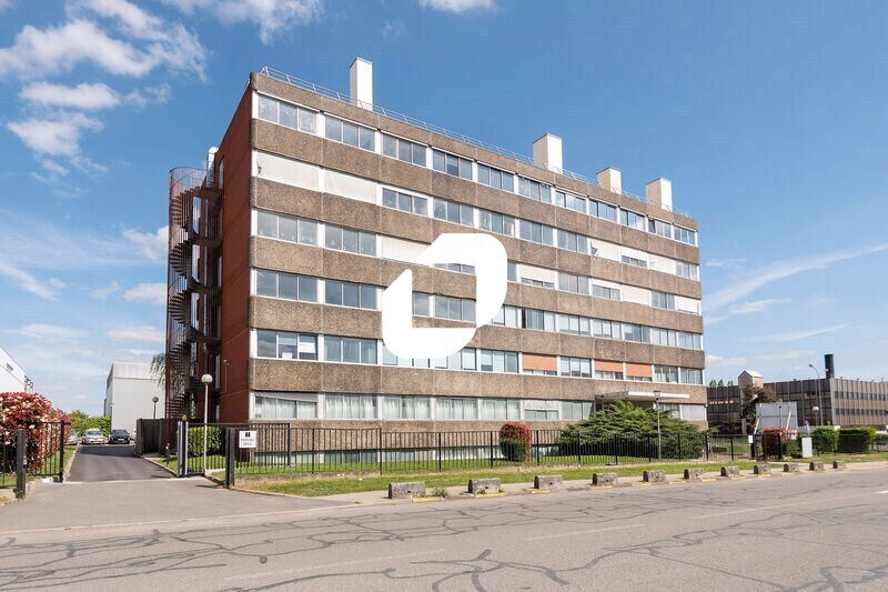 Office in Trappes for lease - Building Photo - Image 3 of 22