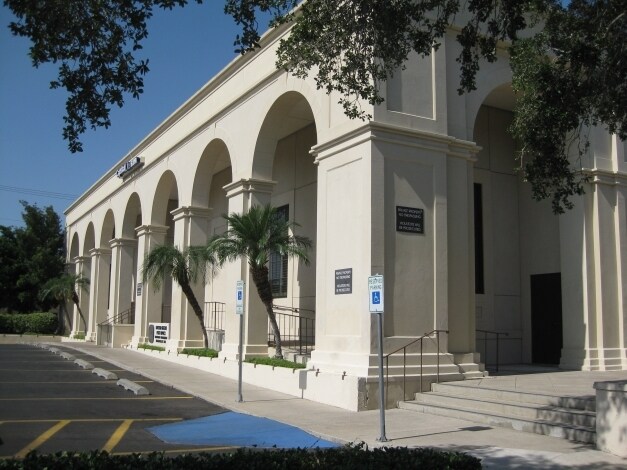 221 E Van Buren Ave, Harlingen, TX à louer - Photo du bâtiment - Image 2 de 7